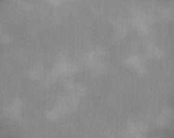 Peut inclure: Gros plan sur un tissu gris avec un motif subtil et nuageux. Le tissu a un aspect légèrement texturé, avec des variations de tons créant un effet doux et diffus. La couleur générale est un gris sourd.