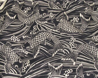 Könnte beinhalten: Ein schwarzer Stoff mit einem sich wiederholenden weißen Grafikdruck von Koi-Fischen, die inmitten stilisierter fließender Wasserströmungen schwimmen. Das Muster zeigt mehrere Fische mit detaillierten Schuppen und Flossen in einem durchgehenden Design.