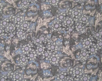 Könnte beinhalten: Ein sich wiederholendes Muster aus stilisierten Blumen und Blättern in Grau-, Lavendel- und Blautönen. Das Design zeigt detaillierte florale Elemente mit einer Vintage-Ästhetik, geeignet für Stoff oder Tapeten.