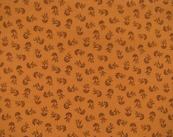 Peut inclure: Un tissu présentant un fond orange chaud avec un motif répétitif de petites tiges florales brun foncé. Chaque tige se compose d'une fine tige avec de minuscules feuilles et un groupe de petits pétales arrondis disposés de manière uniforme.