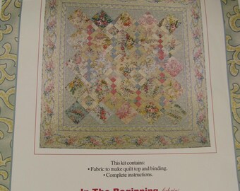 Könnte beinhalten: Ein Quilt-Muster mit dem Titel Hilary mit einer fertigen Quiltgröße von 147,32 cm x 147,32 cm und einer Blockgröße von 15,24 cm x 15,24 cm. Der Quilt zeigt ein florales Patchwork-Design mit einer dekorativen Bordüre und enthält Anleitungen.