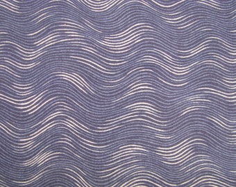 Peut inclure: Un tissu textile présentant un motif répétitif de fines lignes ondulées horizontales blanches sur un fond bleu marine foncé uni. Les lignes créent une texture fluide et rythmée sur toute la surface du matériau avec un espacement régulier.