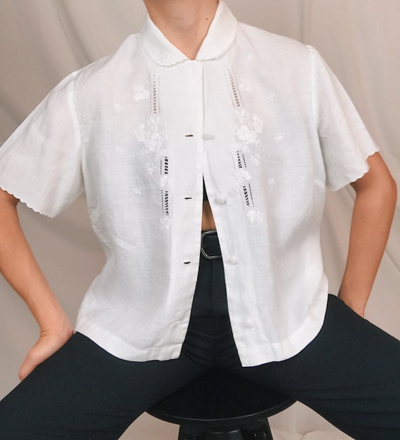 Hand embroidered vintage blouse / 100% linen / Rom