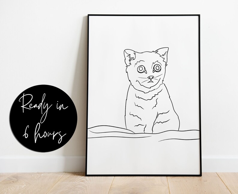 Puede incluir: Un dibujo en blanco y negro de un gato sentado en una cama. El gato tiene ojos grandes y una expresi&oacute;n de sorpresa.
