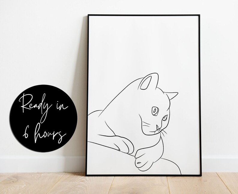Puede incluir: Impresi&oacute;n de arte de l&iacute;nea de un gato sentado con la cabeza girada hacia un lado. La impresi&oacute;n es en blanco y negro y est&aacute; enmarcada en un marco negro.