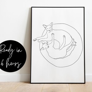 Puede incluir: Impresi&oacute;n de arte de l&iacute;nea de dos gatos acurrucados juntos en un c&iacute;rculo. La impresi&oacute;n es en blanco y negro y est&aacute; enmarcada en un marco negro.