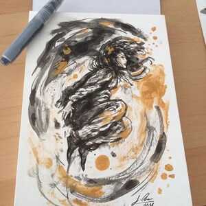 Könnte beinhalten: Tuschezeichnung einer Frau in fließendem Kleid, mit einem wirbelnden Hintergrund aus Schwarz, Gold und Grau. Das Kunstwerk ist signiert und datiert und zeigt einen dynamischen und ausdrucksstarken Stil.