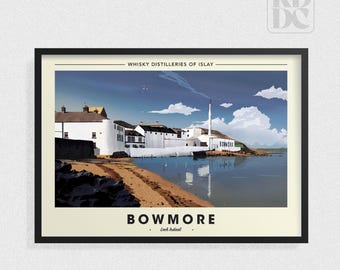 Pode incluir: Uma ilustração de estilo vintage de cartaz de viagem da destilaria Bowmore na ilha de Islay, Escócia. O cartaz representa um edifício branco com uma chaminé alta, rodeado de água e uma praia de areia. O texto "WHISKY DISTILLERIES OF ISLAY" e "BOWMORE" está impresso em preto sobre um fundo creme.