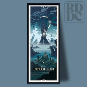 Könnte beinhalten: Gerahmter Kunstdruck mit einer Fantasy-Landschaft mit einer großen, dunklen Struktur und der Zahl 33. Das Kunstwerk enthält den Text "Join the Expedition" und "For Those Who Come After". Die Farbpalette besteht hauptsächlich aus Blau-, Grün- und Weißtönen.