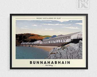 Pode incluir: Uma impressão emoldurada com a destilaria Bunnahabhain em Islay. A imagem mostra um edifício branco com "BUNNAHABHAIN DISTILLERY" impresso, contra uma praia e um oceano. Os textos "WHISKY DISTILLERIES OF ISLAY" e "BUNNAHABHAIN Port Askaig" também são visíveis.