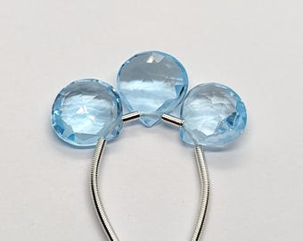 Briolettes met facetgeslepen hart van hemelsblauwe topaas: set van 3, afmetingen 8,8 x 8,2 x 3,3 mm tot 8,2 x 8,7 x 4 mm