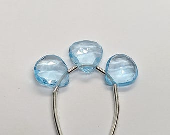 Briolettes met facetgeslepen hart van hemelsblauwe topaas: set van 3, afmetingen 7,9 x 8,5 x 4,5 mm tot 8,3 x 8,7 x 4,5 mm