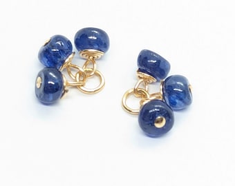 Pendientes con colgantes de zafiro azul en oro laminado de 14 quilates.
