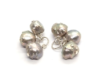 Pendientes con colgantes de perlas de agua dulce con forma de capullo de rosa gris natural en plata de ley 925