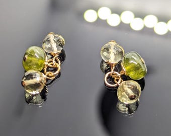 Pendientes con colgantes de vesuvianita y cuarzo limón en oro laminado de 14 quilates.
