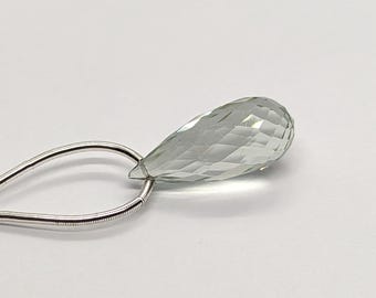 Groene amethist (prasioliet) briolette met microfacetten: enkel, formaat 7,3 x 17,2 mm