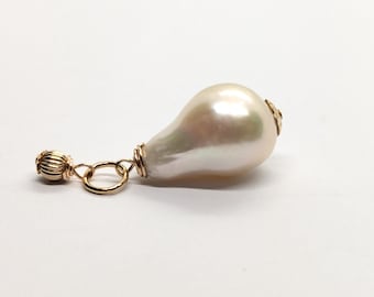 Colgante grande de perlas blancas barrocas Edison de agua dulce en oro laminado de 14 quilates.
