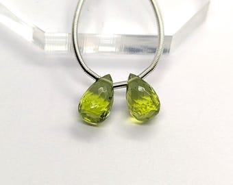 Peridot druppelvormige brioletten met microfacetten: paar, afmeting 5,3 x 8,2 mm en 5,1 x 8 mm