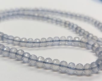 AAA+ natuurlijk blauw chalcedoon met microfacetten: streng van 19 cm, 4,5-5,3 mm (diameter)