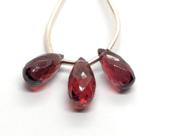 Briolettes de granate rodolita microfacetadas en forma de lágrima: Juego de 3, tamaño de 4,7 x 8,5 mm a 4,9 x 9,3 mm