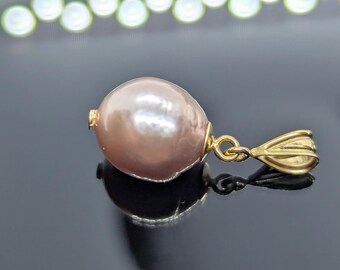Colgante de perla barroca natural de color rosa bronce en oro laminado de 14 quilates.