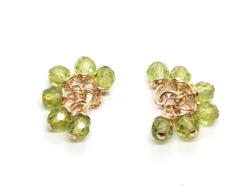 Pendientes con colgantes de peridoto en oro laminado de 14 quilates.