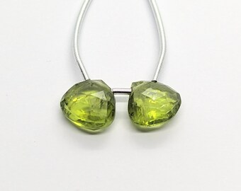 Peridot-brioletten met microfacetten: paar, maat 8,6 x 8,5 x 4,9 mm en 8,8 x 8,7 x 4,7 mm