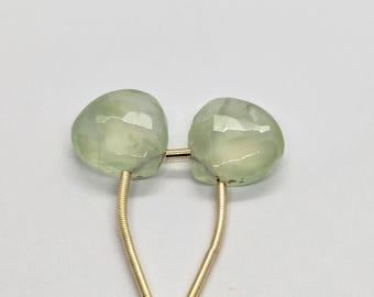 Briolettes de corazón microfacetadas de prehnita: Par, tamaño 10x10x5,4 mm