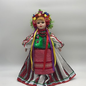 Handgemachte Porzellanpuppe in ukrainischer Tracht