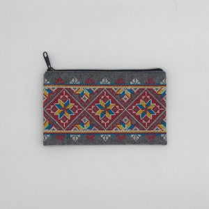 Carteras de fieltro con bordado ucraniano