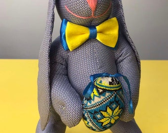 Conejito de Pascua de algodón hecho a mano con huevo bordado, 27 cm (10,6")