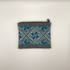 Cartera con adorno ucraniano bordado