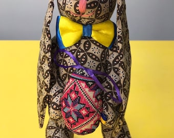 Conejito de Pascua de algodón hecho a mano con huevo bordado, 27 cm (10,6")