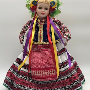Handgemachte Porzellanpuppe in ukrainischer Tracht