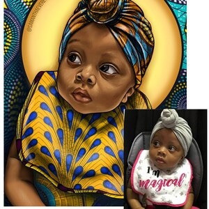 Puede incluir: Una ilustraci&oacute;n digital de una ni&ntilde;a beb&eacute; con un turbante de patrones amarillos y azules y un babero a juego. La beb&eacute; est&aacute; mirando hacia arriba y tiene una expresi&oacute;n seria en su rostro. El fondo es una tela de patrones amarillos y azules.