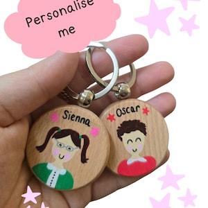 Llavero infantil personalizado para mochila escolar, llavero de madera pintado a mano, regalo para el inicio del curso escolar.