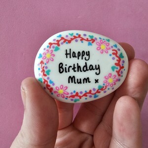 Personalised Painted Floral Wreath Pebble , Mum, Her bild 3