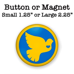 Pu&ograve; includere: Un bottone o una calamita gialla e blu con una silhouette gialla di una colomba con un piccolo cuore sul petto. Il testo "Button or Magnet" e "Small 1.25" or Large 2.25" &egrave; sopra il bottone.