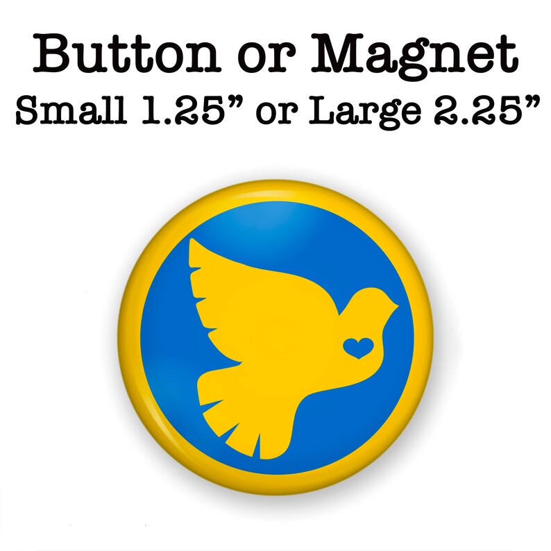 Pu&ograve; includere: Un bottone o una calamita gialla e blu con una silhouette gialla di una colomba con un piccolo cuore sul petto. Il testo "Button or Magnet" e "Small 1.25" or Large 2.25" &egrave; sopra il bottone.