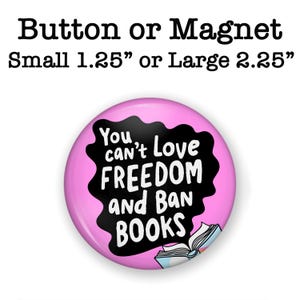 Puede incluir: Un bot&oacute;n o im&aacute;n redondo con el texto "You can't love freedom and ban books" en blanco sobre una forma negra, sobre un fondo rosa. El bot&oacute;n est&aacute; disponible en tama&ntilde;os de 3,18 cm o 5,72 cm. Ilustraci&oacute;n de un libro abierto en la parte inferior.