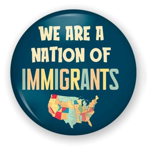 K&ouml;nnte beinhalten: Ein runder, dunkelblauer Button mit dem Text "WE ARE A NATION OF IMMIGRANTS" in einer stilisierten Schriftart. Unten befindet sich eine farbenfrohe Karte der Vereinigten Staaten. Der Button hat ein gl&auml;nzendes Finish.
