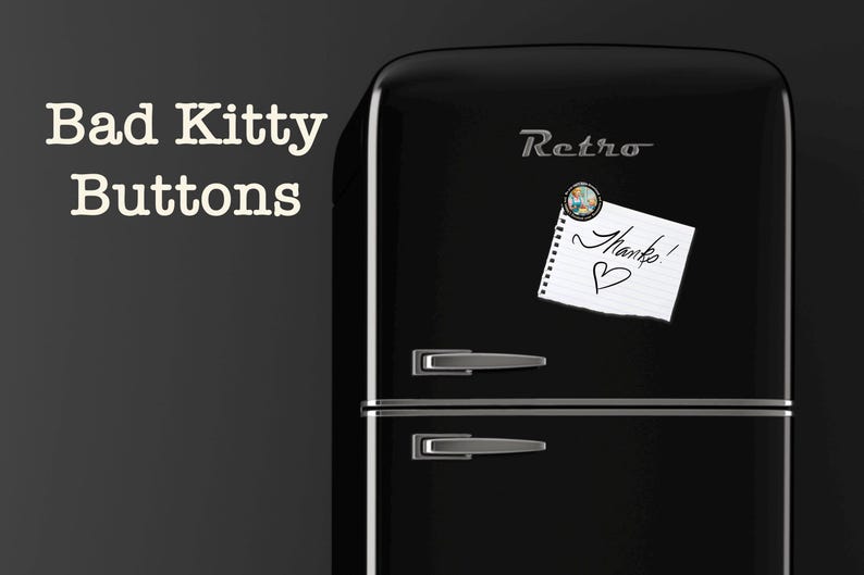 Op de afbeelding: Een zwarte retro koelkast met zilveren handgrepen en het woord "Retro" in zilveren letters. Een magneet houdt een briefje vast met "Bedankt!" en een hartje. De tekst "Bad Kitty Buttons" staat in witte letters links.