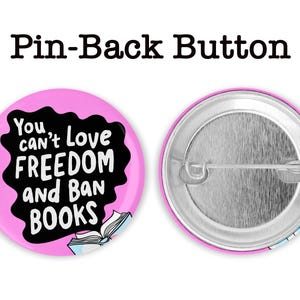 Puede incluir: Un bot&oacute;n de solapa rosa con el texto "You can't Love FREEDOM and BAN BOOKS" en blanco y negro. El bot&oacute;n tiene una parte trasera de metal plateado con un alfiler. Las palabras "Pin-Back Button" est&aacute;n encima del bot&oacute;n.