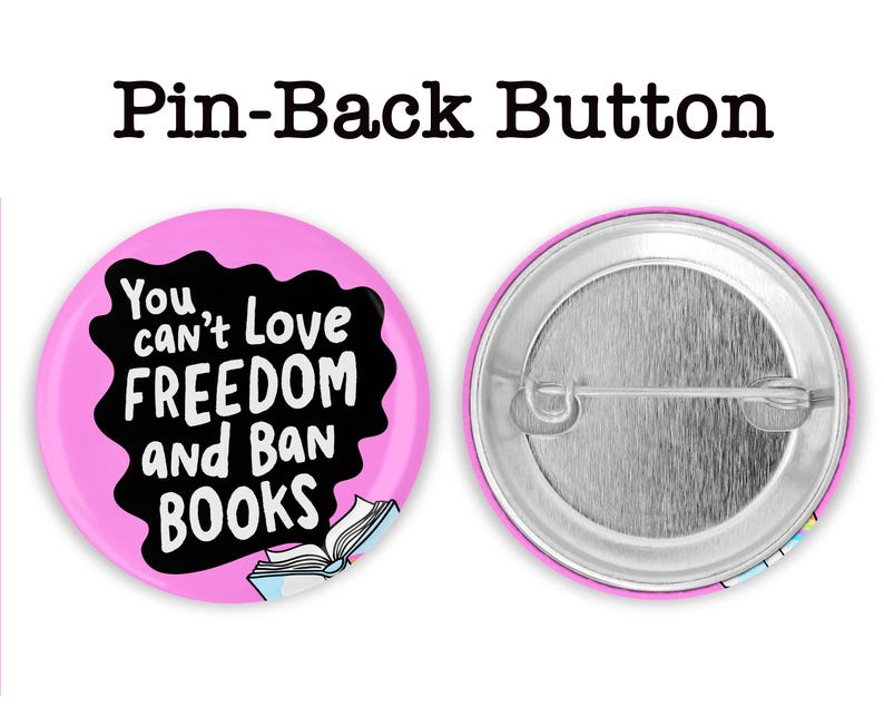 Puede incluir: Un bot&oacute;n de solapa rosa con el texto "You can't Love FREEDOM and BAN BOOKS" en blanco y negro. El bot&oacute;n tiene una parte trasera de metal plateado con un alfiler. Las palabras "Pin-Back Button" est&aacute;n encima del bot&oacute;n.