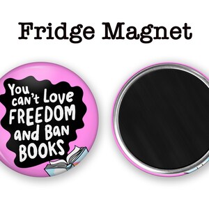 Puede incluir: Un im&aacute;n de nevera rosa con el texto "You can't Love FREEDOM and BAN BOOKS" en blanco sobre un fondo negro. El im&aacute;n es redondo con un borde plateado y un reverso magn&eacute;tico negro. Las palabras "Fridge Magnet" est&aacute;n en la parte superior.