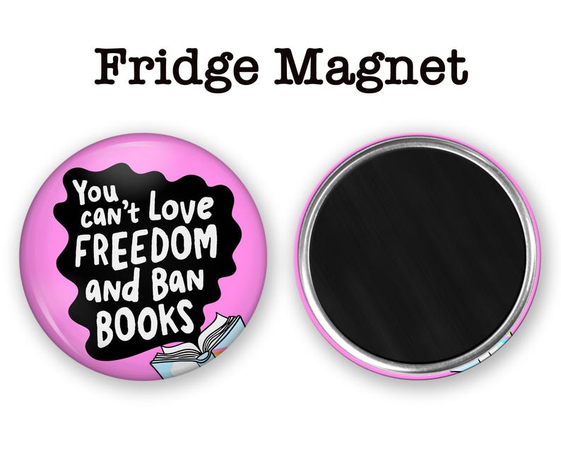 Puede incluir: Un im&aacute;n de nevera rosa con el texto "You can't Love FREEDOM and BAN BOOKS" en blanco sobre un fondo negro. El im&aacute;n es redondo con un borde plateado y un reverso magn&eacute;tico negro. Las palabras "Fridge Magnet" est&aacute;n en la parte superior.