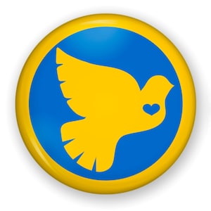 Pu&ograve; includere: Una colomba della pace gialla con un piccolo cuore nel petto, su sfondo blu, all'interno di un cerchio giallo.