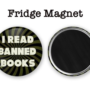 K&ouml;nnte beinhalten: Ein runder K&uuml;hlschrankmagnet mit einem schwarz-gr&uuml;nen gestreiften Hintergrund. Der Text "I READ BANNED BOOKS" ist in Wei&szlig; auf dem Magneten geschrieben.