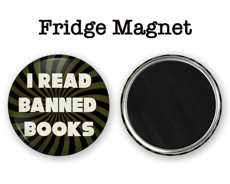 K&ouml;nnte beinhalten: Ein runder K&uuml;hlschrankmagnet mit einem schwarz-gr&uuml;nen gestreiften Hintergrund. Der Text "I READ BANNED BOOKS" ist in Wei&szlig; auf dem Magneten geschrieben.