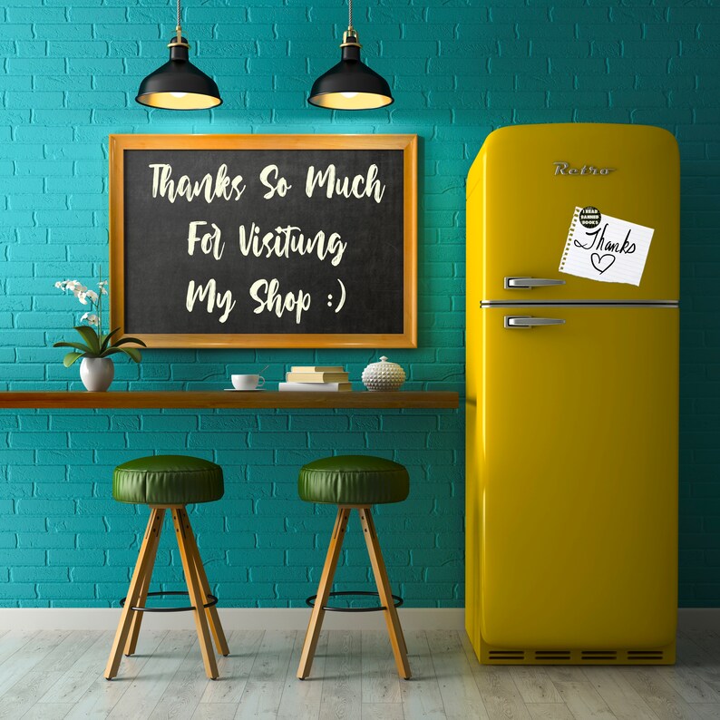K&ouml;nnte beinhalten: Ein gelber Retro-K&uuml;hlschrank mit einem handgeschriebenen Zettel mit der Aufschrift "Danke" an der T&uuml;r. An einer tealfarbenen Backsteinwand h&auml;ngt ein Schild aus Schiefer mit der Aufschrift "Vielen Dank f&uuml;r Ihren Besuch in meinem Shop :)". Vor einer Holztheke stehen zwei Holzbarhocker mit gr&uuml;nen Sitzen.